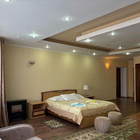 Tri Korony Hotel Чолпон-Ата Екстериор снимка