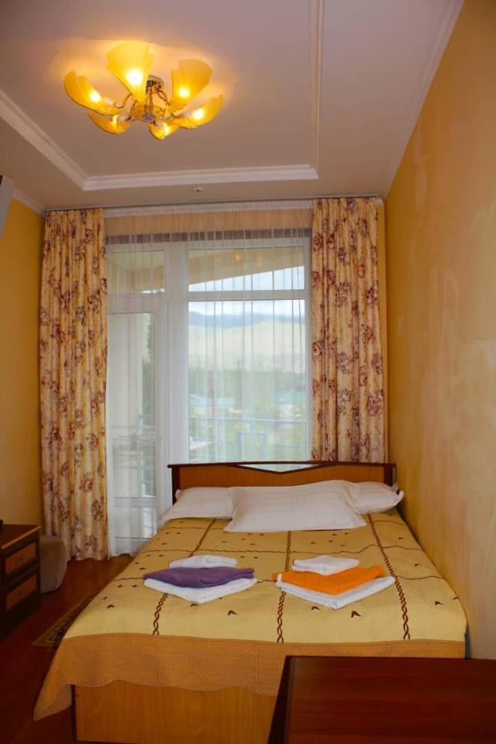 Tri Korony Hotel Чолпон-Ата Екстериор снимка