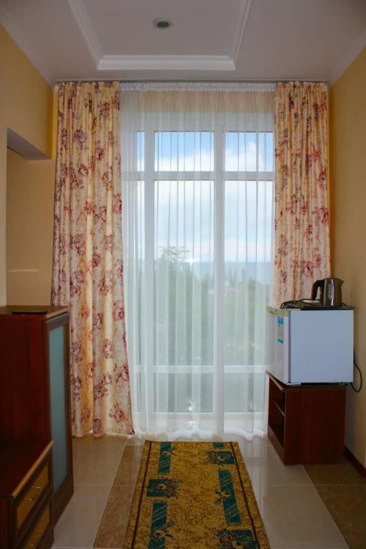 Tri Korony Hotel Чолпон-Ата Екстериор снимка