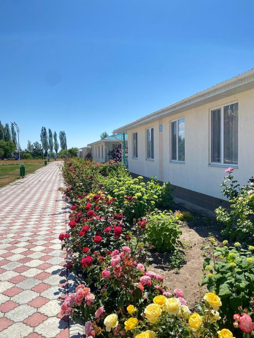Tri Korony Hotel Чолпон-Ата Екстериор снимка