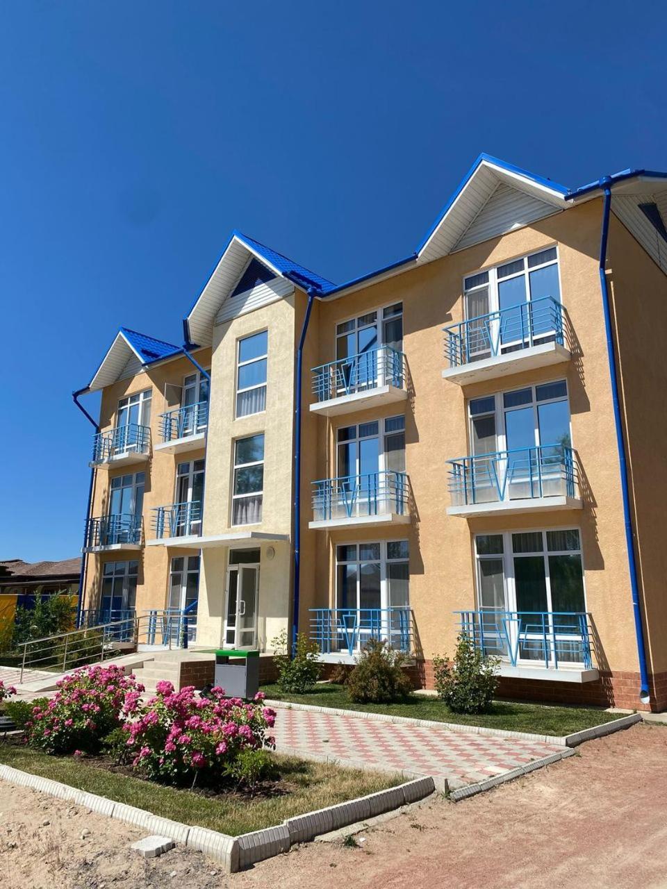 Tri Korony Hotel Чолпон-Ата Екстериор снимка