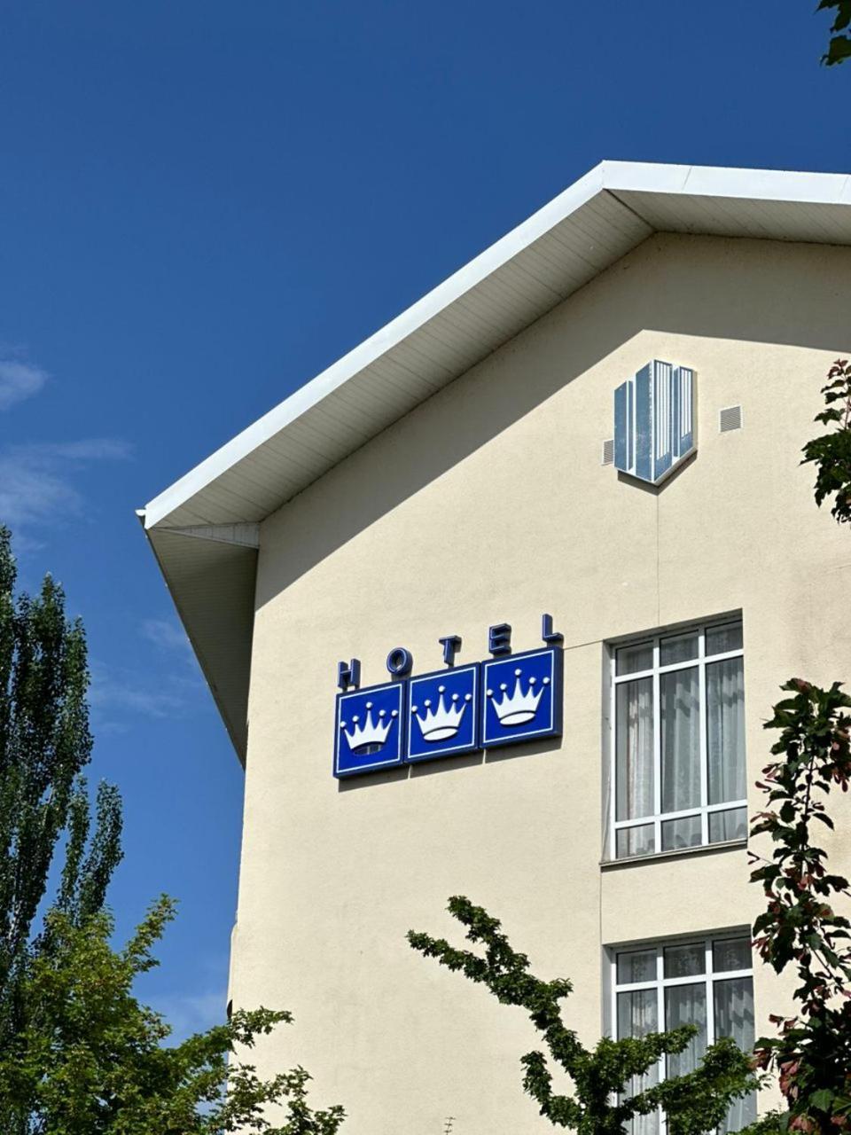 Tri Korony Hotel Чолпон-Ата Екстериор снимка