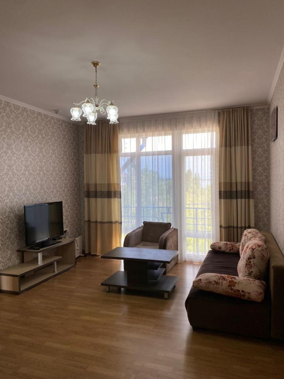 Tri Korony Hotel Чолпон-Ата Екстериор снимка