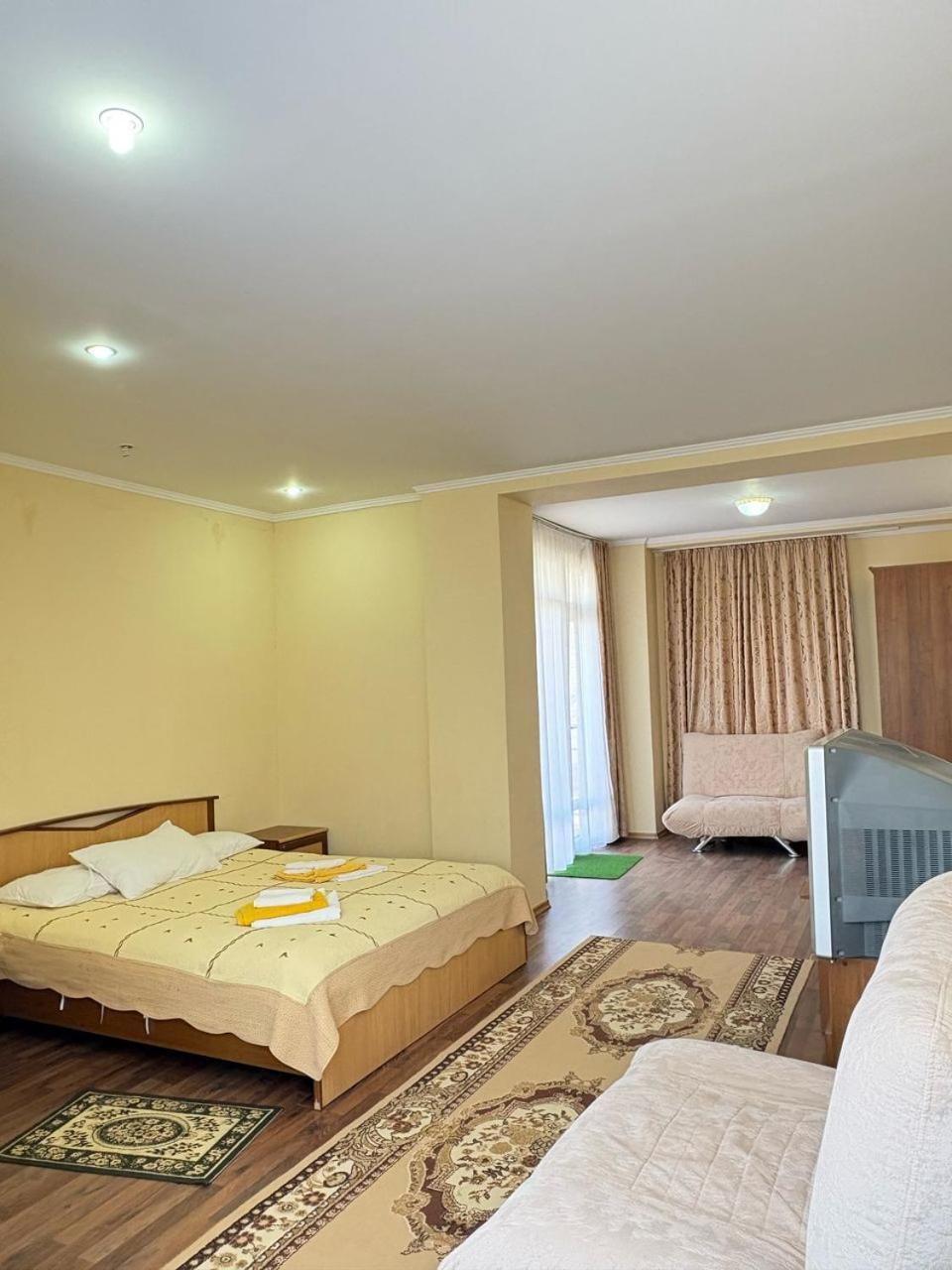 Tri Korony Hotel Чолпон-Ата Екстериор снимка
