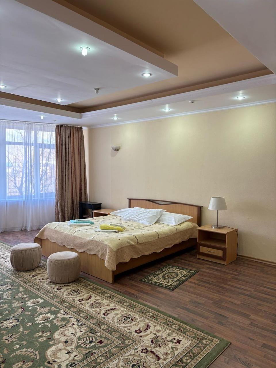 Tri Korony Hotel Чолпон-Ата Екстериор снимка