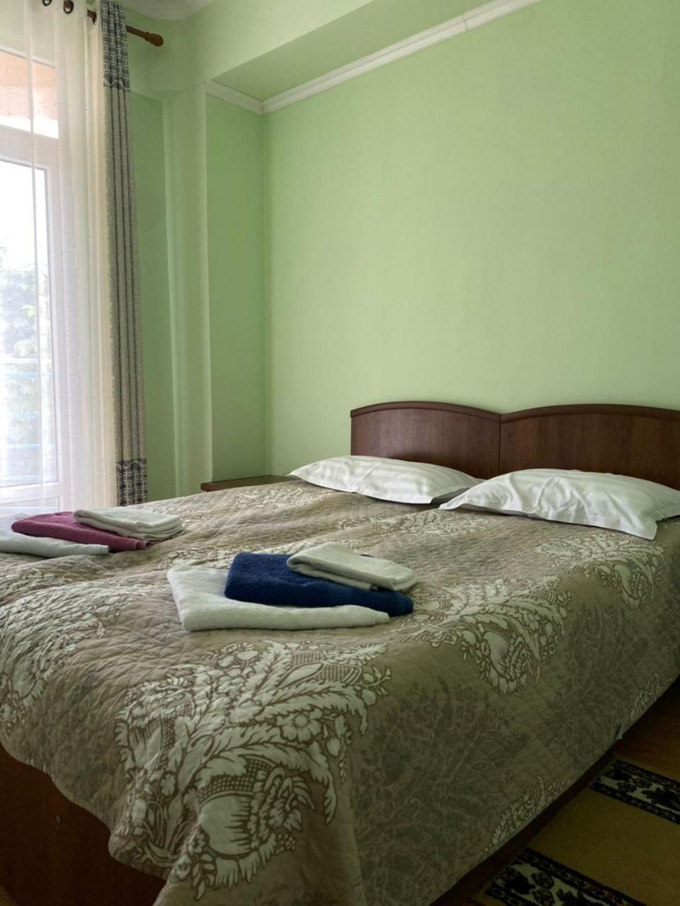 Tri Korony Hotel Чолпон-Ата Екстериор снимка