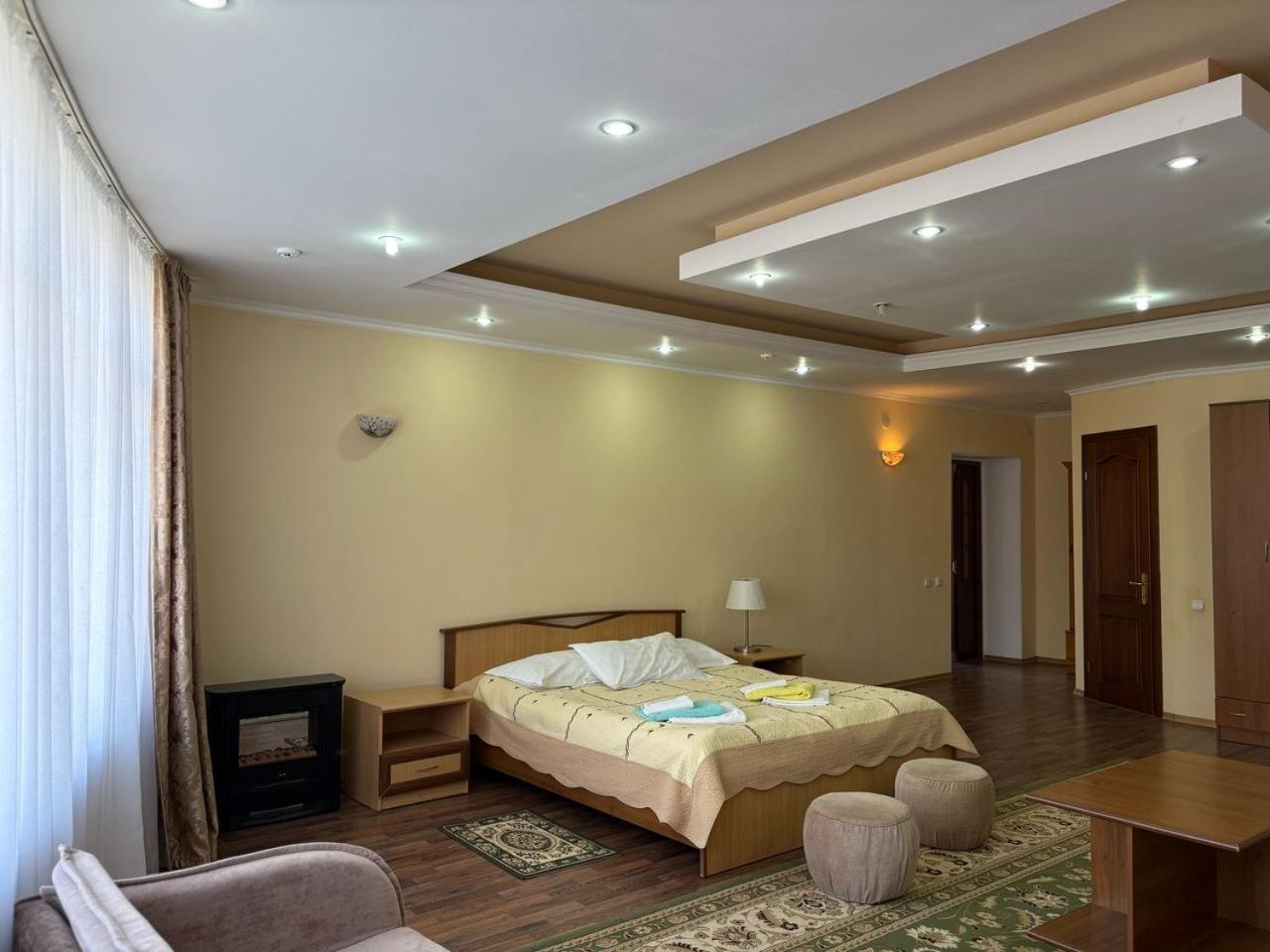 Tri Korony Hotel Чолпон-Ата Екстериор снимка