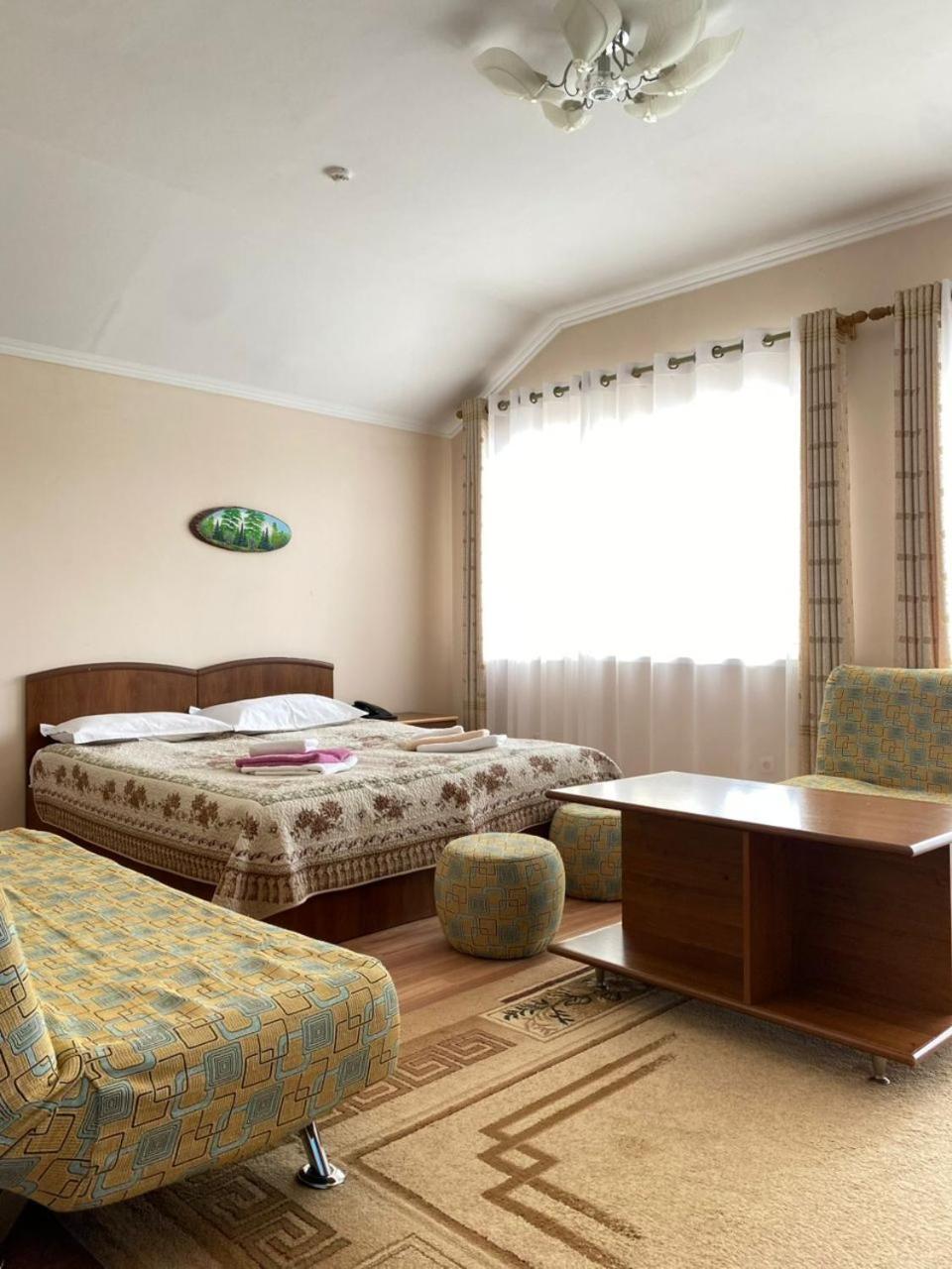 Tri Korony Hotel Чолпон-Ата Екстериор снимка