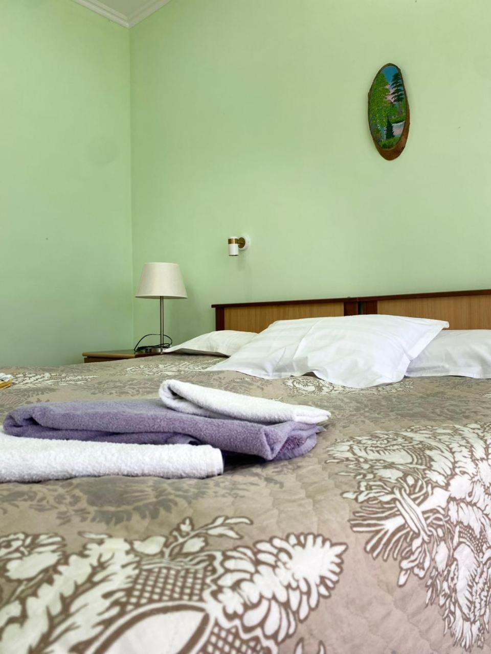 Tri Korony Hotel Чолпон-Ата Екстериор снимка