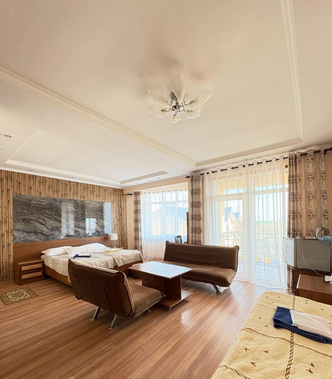 Tri Korony Hotel Чолпон-Ата Екстериор снимка