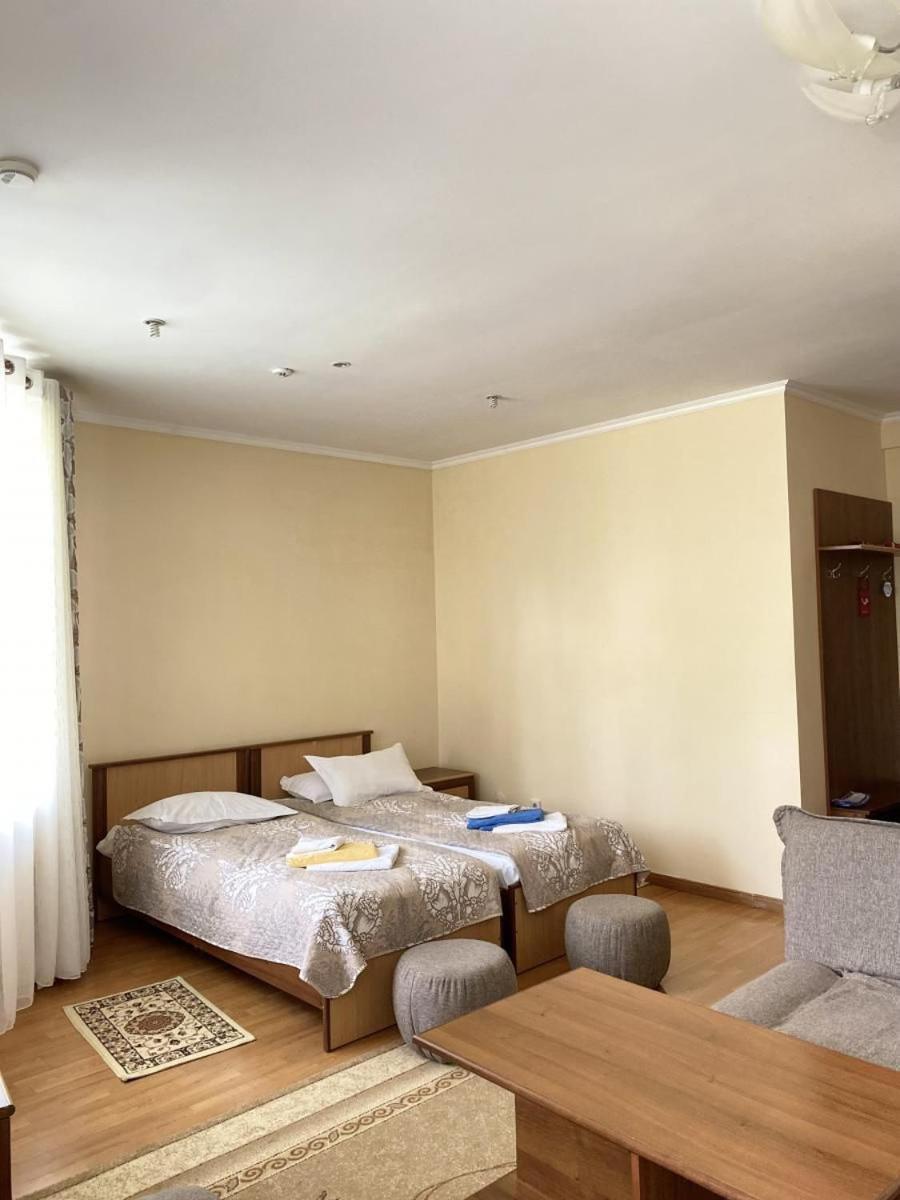 Tri Korony Hotel Чолпон-Ата Екстериор снимка