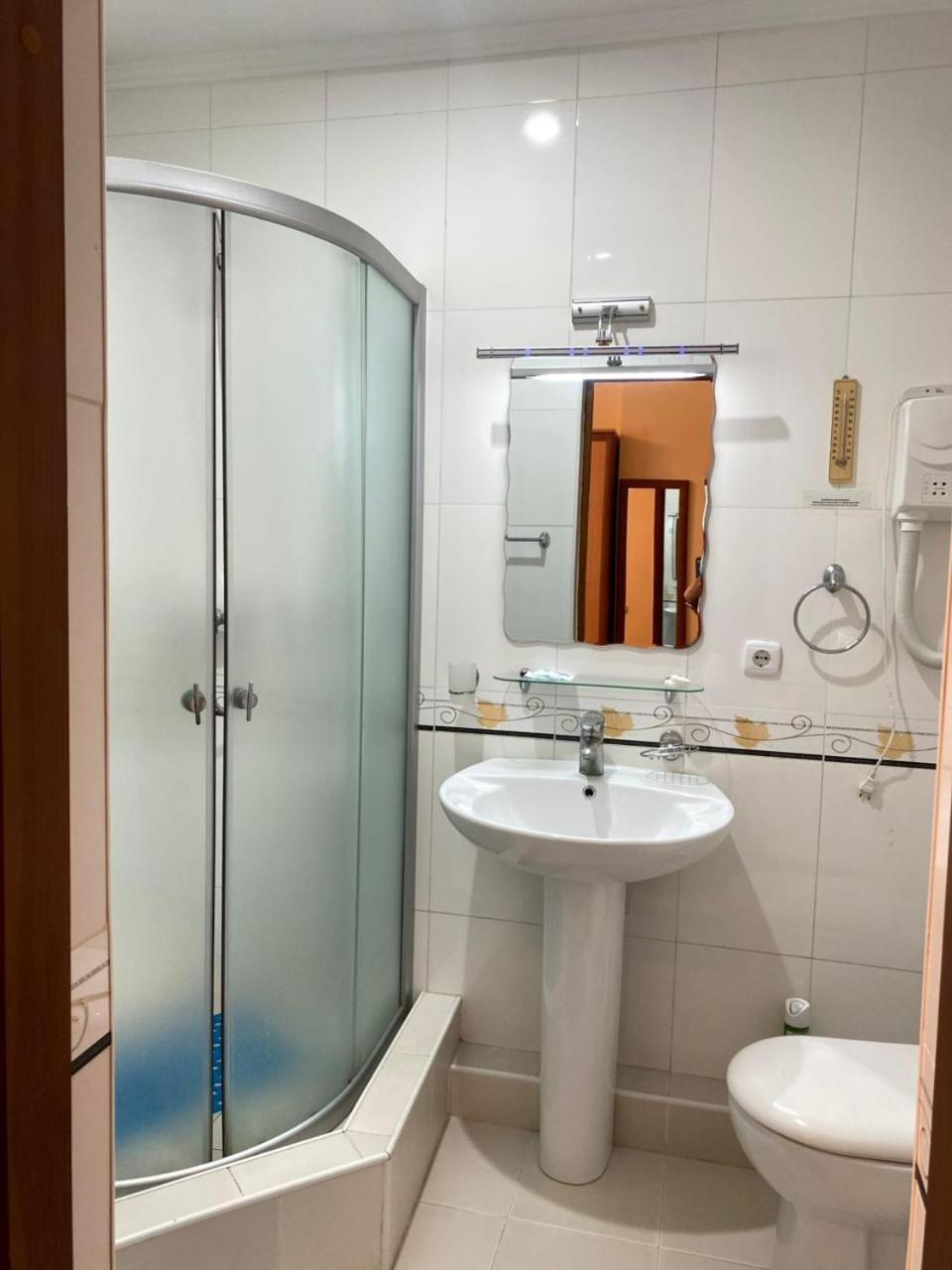 Tri Korony Hotel Чолпон-Ата Екстериор снимка