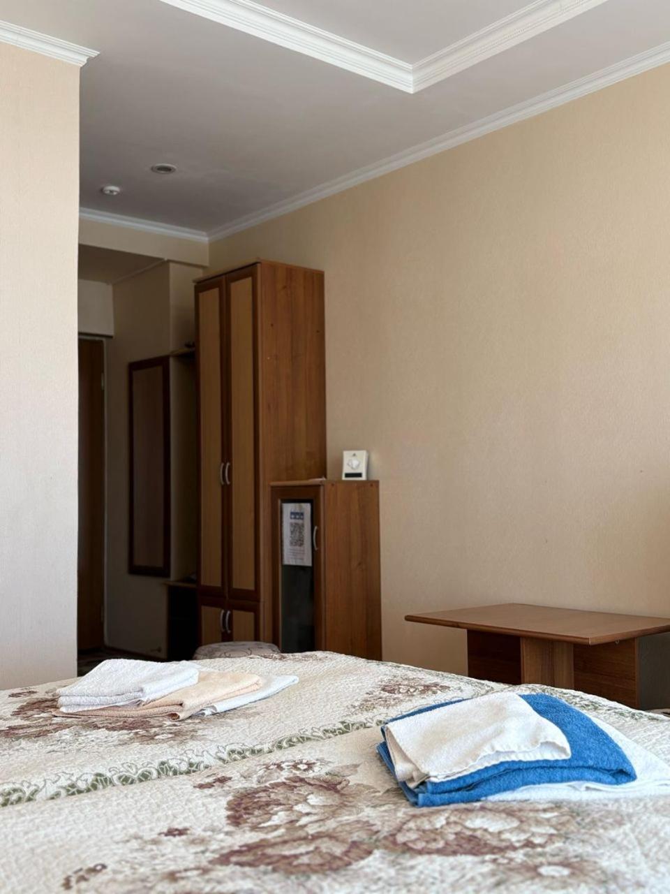 Tri Korony Hotel Чолпон-Ата Екстериор снимка