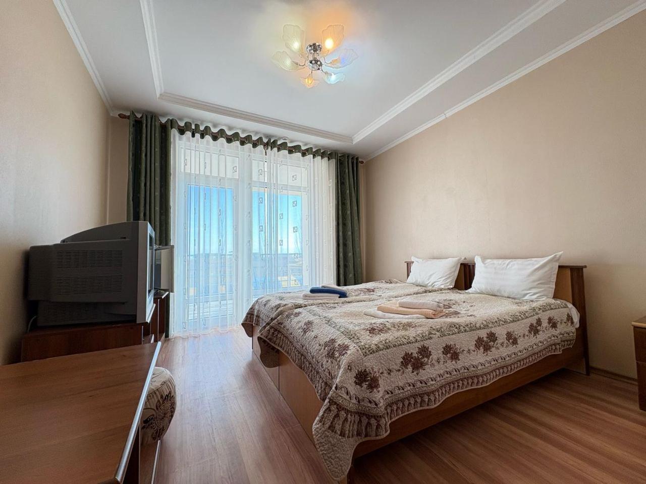 Tri Korony Hotel Чолпон-Ата Екстериор снимка